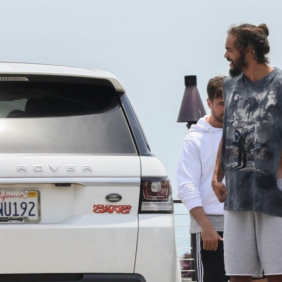 Exclusif - Joakim Noah et sa compagne Lais Ribeiro sont allés déjeuner avec des amis au restaurant Nobu dans le quartier de Malibu à Los Angeles, le 11 juin 2019.