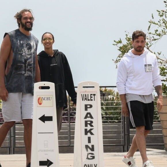 Exclusif - Joakim Noah et sa compagne Lais Ribeiro sont allés déjeuner avec des amis au restaurant Nobu dans le quartier de Malibu à Los Angeles, le 11 juin 2019.