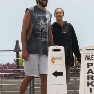 Exclusif - Joakim Noah et sa compagne Lais Ribeiro sont allés déjeuner avec des amis au restaurant Nobu dans le quartier de Malibu à Los Angeles, le 11 juin 2019.