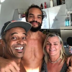 Joakim Noah entouré de ses parents Yannick Noah et Cecilia Rodhe à New York, septembre 2019.