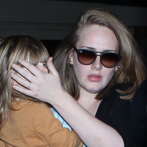 La chanteuse Adele et son fils Angelo Konecki arrivent à l'aéroport LAX de Los Angeles le 3 janvier 2015 entourés de nombreux photographes. La chanteuse serait selon certaines sources séparée de son mari Simon Konecki.