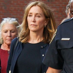 Felicity Huffman au tribunal fédéral de Boston le 13 septembre 2019. L'actrice américaine a été condamnée à deux semaines de prison pour avoir payé 15 000 dollars afin de falsifier les tests d'entrée à l'université de sa fille aînée.