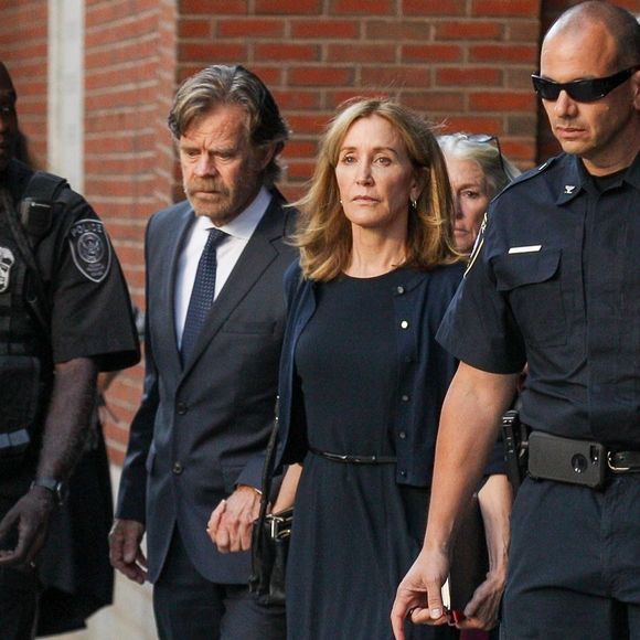 Felicity Huffman au tribunal fédéral de Boston le 13 septembre 2019. L'actrice américaine a été condamnée à deux semaines de prison pour avoir payé 15 000 dollars afin de falsifier les tests d'entrée à l'université de sa fille aînée.