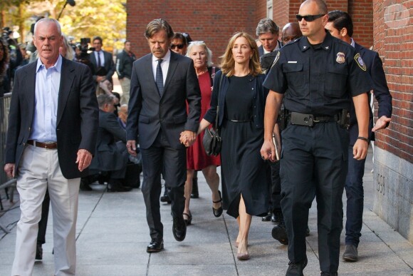 Felicity Huffman au tribunal fédéral de Boston le 13 septembre 2019. L'actrice américaine a été condamnée à deux semaines de prison pour avoir payé 15 000 dollars afin de falsifier les tests d'entrée à l'université de sa fille aînée.