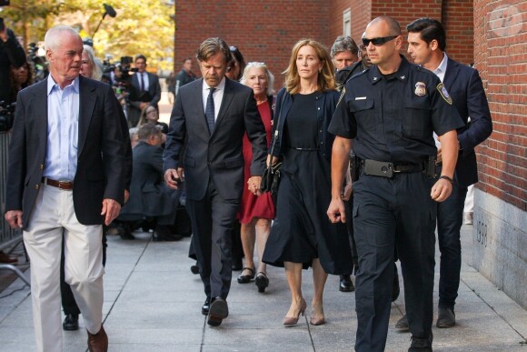 Felicity Huffman au tribunal fédéral de Boston le 13 septembre 2019. L'actrice américaine a été condamnée à deux semaines de prison pour avoir payé 15 000 dollars afin de falsifier les tests d'entrée à l'université de sa fille aînée.