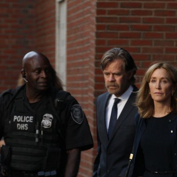 Felicity Huffman au tribunal fédéral de Boston le 13 septembre 2019. L'actrice américaine a été condamnée à deux semaines de prison pour avoir payé 15 000 dollars afin de falsifier les tests d'entrée à l'université de sa fille aînée.