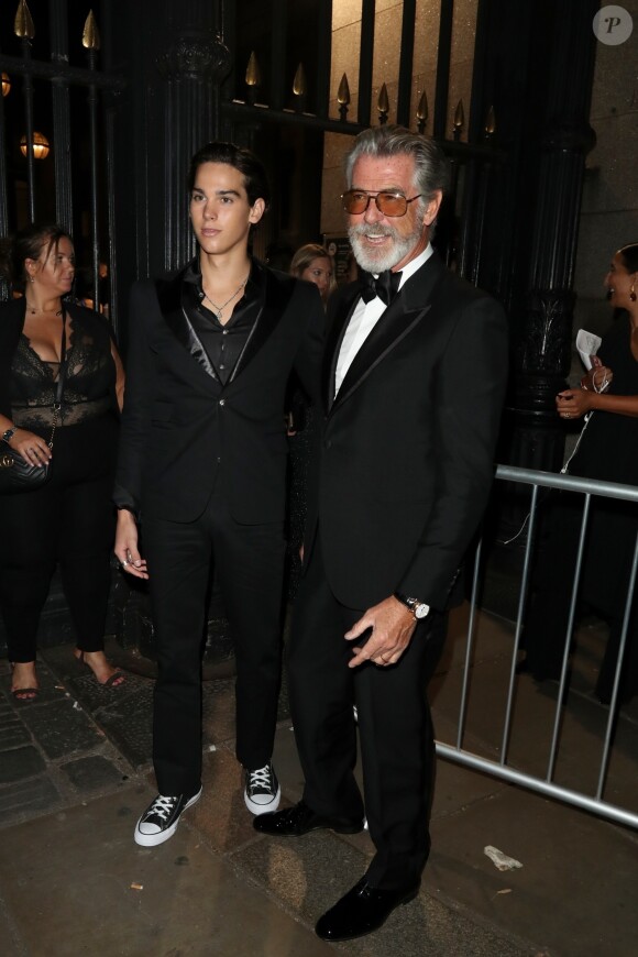 Pierce Brosnan et son fils Paris - Arrivées au défilé de mode caritatif "Fashion For Relief" au British Museum à Londres. Le 14 septembre 2019