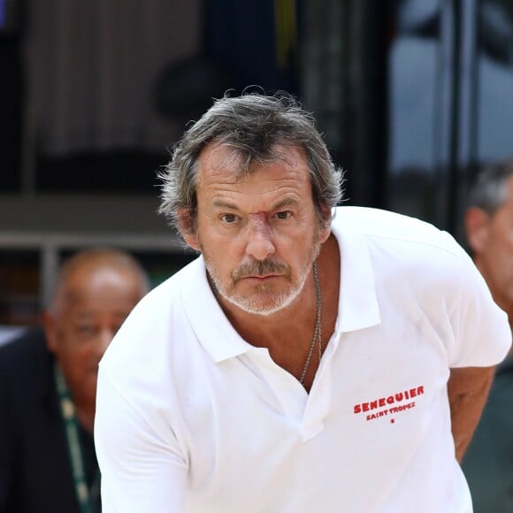 Jean-Luc Reichmann lors du trophée de pétanque "Sénéquier 209" sur la place des Lices à Saint-Tropez, Côte d'Azur, France, le 22 août 2019.