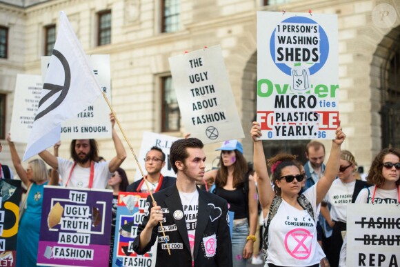 Le mouvement écologiste Extinction Rebellion en marge du défilé Victoria Beckham, le 15 septembre 2019 à Londres.