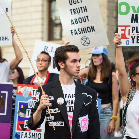 Le mouvement écologiste Extinction Rebellion en marge du défilé Victoria Beckham, le 15 septembre 2019 à Londres.