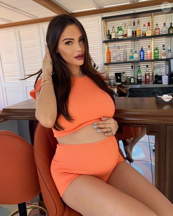Nabilla Benattia enceinte, dévoile son baby bump le 22 août 2019, sur Instagram