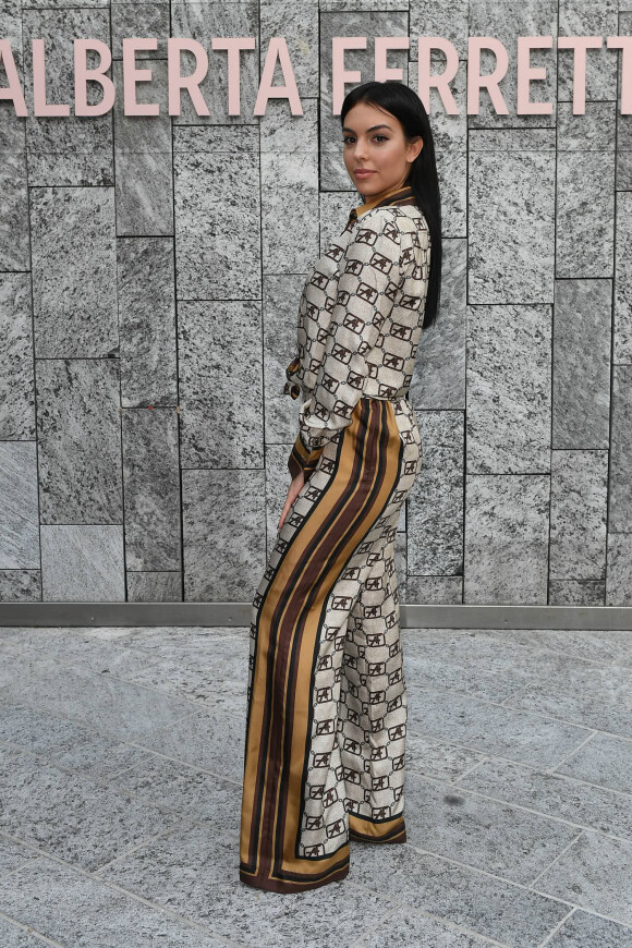 Georgina Rodriguez assiste au défilé Alberta Ferretti printemps-été 2020. Milan, le 18 septembre 2019.