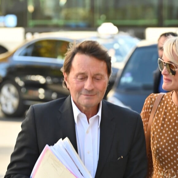 Maître Jacques Verrecchia (représente Jade et Joy), Laeticia Hallyday - Laeticia.Hallyday sort du cabinet de ses nouveaux avocats avec son père et ils marchent avenue Montaigne à Paris le 18 septembre 2019.