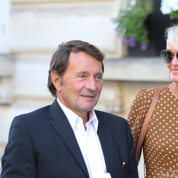 Maître Jacques Verrecchia (représente Jade et Joy), Laeticia Hallyday - Laeticia.Hallyday sort du cabinet de ses nouveaux avocats avec son père et ils marchent avenue Montaigne à Paris le 18 septembre 2019.