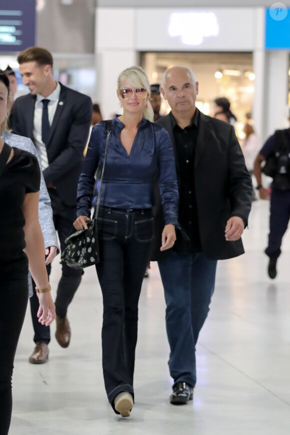 Laeticia Hallyday, souriante, arrive à l'aéroport Roissy CDG en provenance de Los Angeles le 16 septembre 2019.