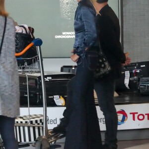 Laeticia Hallyday, souriante, arrive à l'aéroport Roissy CDG en provenance de Los Angeles le 16 septembre 2019.