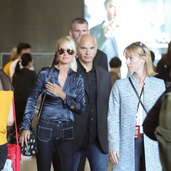 Laeticia Hallyday, souriante, arrive à l'aéroport Roissy CDG en provenance de Los Angeles le 16 septembre 2019.