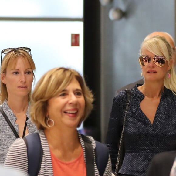 Laeticia Hallyday, souriante, arrive à l'aéroport Roissy CDG en provenance de Los Angeles le 16 septembre 2019.