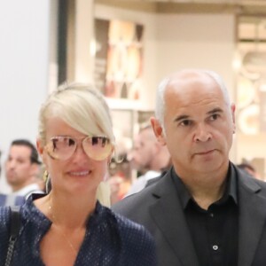 Jimmy Refas - Laeticia Hallyday, souriante, arrive à l'aéroport Roissy CDG en provenance de Los Angeles le 16 septembre 2019. Ces quelques jours à Paris vont lui permettre de rencontrer ses avocats et de participer à la promotion du DVD des Vieilles Canailles.  Laeticia Hallyday sort de l'aéroport sous bonne escorte : Elle est prise en charge par le service de sécurité de l'aéroport et par une escorte de la police nationale. 16/09/2019 - Roissy en France