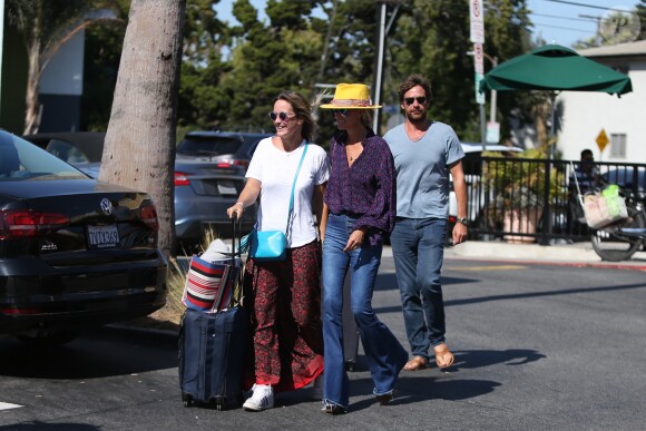 Laeticia Hallyday et son compagnon Pascal Balland avec Marine, l'ex-femme de Pascal Balland, à Los Angeles, avant d'aller chercher leurs filles à l'école. Le 13 septembre 2019