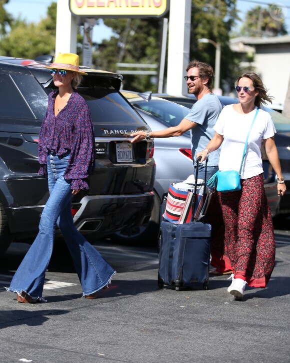 Laeticia Hallyday et son compagnon Pascal Balland avec Marine, l'ex-femme de Pascal Balland, à Los Angeles, avant d'aller chercher leurs filles à l'école. Le 13 septembre 2019