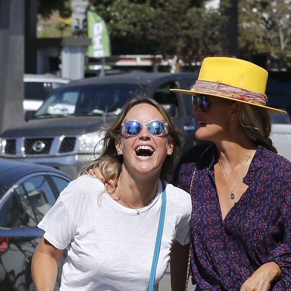 Laeticia Hallyday et son compagnon Pascal Balland ressortent du restaurant de sushi avec Marine, l'ex-femme de Pascal Balland, à Los Angeles, avant d'aller chercher leurs filles à l'école. Le 13 septembre 2019