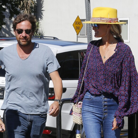 Laeticia Hallyday et son compagnon Pascal Balland ressortent du restaurant de sushi à Los Angeles, avant d'aller chercher leurs filles à l'école. Le 13 septembre 2019