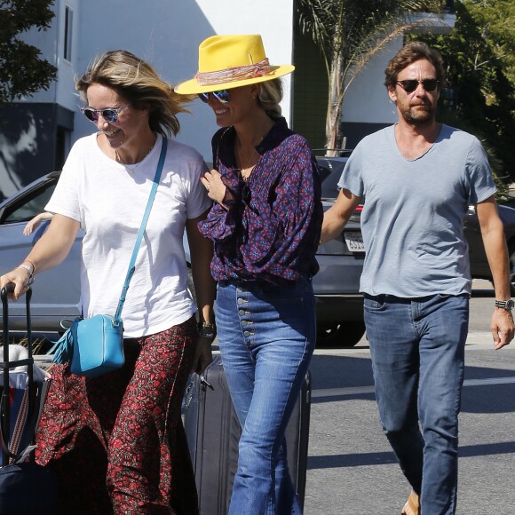 Laeticia Hallyday et son compagnon Pascal Balland ressortent du restaurant de sushi avec Marine, l'ex-femme de Pascal Balland, à Los Angeles, avant d'aller chercher leurs filles à l'école. Le 13 septembre 2019