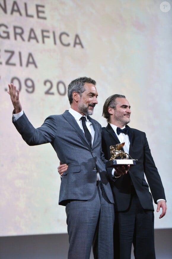 Todd Phillips (Lion d'Or pour "Joker"), Joaquin Phoenix sur scène lors de la cérémonie de clôture du 76ème Festival International du Film de Venise (Mostra), le 7 septembre 2019.