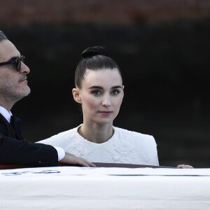 Joaquin Phoenix et sa fiancée Rooney Mara en bateau lors du 76ème Festival du Film de Venise, la Mostra à Venise en Italie le 31 Août 2019.