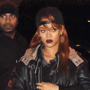Rihanna, sous la pluie, rentre dans son appartement. New York, le 2 juin 2015.