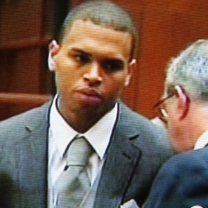 Chris Brown au tribunal de Los Angeles lors du premier jour de son procès, un mois après avoir agressé Rihanna, le 5 mars 2009 à Los Angeles.