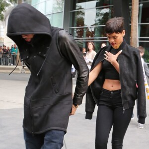 Chris Brown et Rihanna quittent le Staples Center main dans la main après avoir assisté à un match de basket des Los Angeles Lakers. Le 25 décembre 2012.