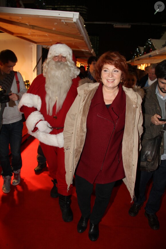 Véronique Genest et le père Noël - People lors de l'inauguration du marché de Nöel sur le Parvis de la Défense, le 27 novembre 2014.27/11/2014 - La Défense