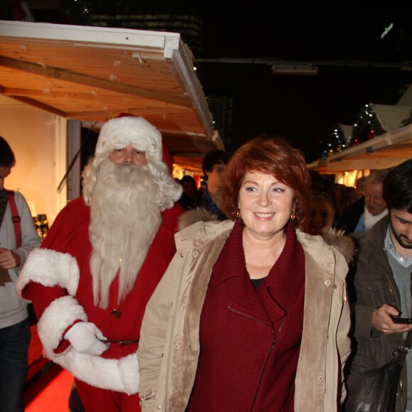 Véronique Genest et le père Noël - People lors de l'inauguration du marché de Nöel sur le Parvis de la Défense, le 27 novembre 2014.27/11/2014 - La Défense