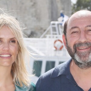 Laurence Arné et Kad Merad - Photocall du film "La part du soupçon" lors de la 21ème édition du Festival de la Fiction TV de la Rochelle. Le 14 septembre 2019 © Patrick Bernard / Bestimage