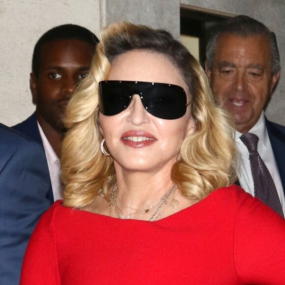 Madonna présente sa nouvelle gamme de cosmétiques "MDNA SKIN" à Barney's New York sur Madison Avenue à New York, le 26 septembre 2017.