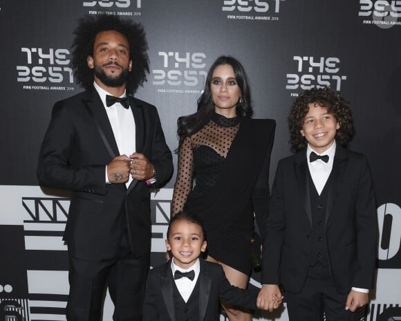 Marcelo Vieira da Silva Júnior avec sa femme Clarisse Alves et ses enfants - Les célébrités arrivent à la cérémonie des Trophées Fifa "The Best" 2019 à la Scala à Milan, Italie le 23 septembre 2019. © Pierre Perusseau/Bestimage
