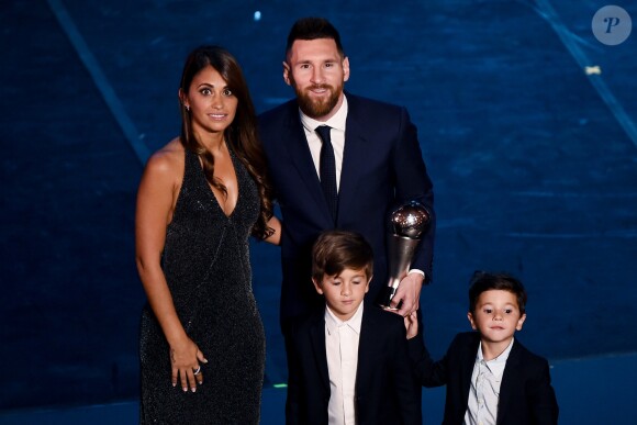 Lionel Messi (Lionel Messi a été élu meilleur joueur de l'année 2019, FIFA "The Best") et sa femme Antonella Roccuzzo et leurs enfants Thiago et Mateo - Intérieur - Les célébrités arrivent à la cérémonie des Trophées Fifa "The Best" 2019 à la Scala à Milan, Italie © Imago Sport / Panoramic / Bestimage