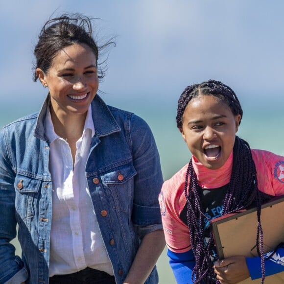 Le prince Harry, duc de Sussex, et Meghan Markle, duchesse de Sussex rencontrent les membres de "Waves for Change" un organisme de bienfaisance qui travaille avec les surfeurs locaux sur la plage de Monwabisi au Cap lors de leur 2ème journée en Afrique du Sud, le 24 septembre 2019.  The Duchess of Sussex arrives for a visit to Waves for Change at Monwabisi Beach in Cape Town, on day two of the royal tour of Africa, on 24th September 2019 in Cape Town, South Africa. They learn about the work of ‘Waves for Change', an NGO which fuses surfing with evidence-based mind and body therapy to provide a child-friendly mental health service to vulnerable young people living in challenging communities.24/09/2019 - Le Cap