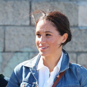 Le prince Harry, duc de Sussex, et Meghan Markle, duchesse de Sussex rencontrent les membres de "Waves for Change" un organisme de bienfaisance qui travaille avec les surfeurs locaux sur la plage de Monwabisi au Cap lors de leur 2ème journée en Afrique du Sud, le 24 septembre 2019.  The Duchess of Sussex arrives for a visit to Waves for Change at Monwabisi Beach in Cape Town, on day two of the royal tour of Africa, on 24th September 2019 in Cape Town, South Africa. They learn about the work of ‘Waves for Change', an NGO which fuses surfing with evidence-based mind and body therapy to provide a child-friendly mental health service to vulnerable young people living in challenging communities.24/09/2019 - Le Cap