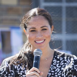 Le prince Harry, duc de Sussex, et Meghan Markle, duchesse de Sussex, entament leur première journée de voyage en Afrique du Sud lors d'une visite à Nyanga au Cap, Afrique du Sud, le 23 septembre 2019. Leur premier rendez-vous en Afrique du Sud est une initiative du Justice Desk de Nyanga. Cette ONG enseigne aux enfants leurs droits et leur sécurité. Elle propose des cours d'auto-défense et une formation à l'autonomie des femmes pour les jeunes filles de la communauté. Le Justice Desk est soutenu par le Queen's Commonwealth Trust dont le duc de Sussex est président et la duchesse vice-présidente. Jusque là, le bureau a aidé environ 35 000 personnes. Le duc et la duchesse ont fait le tour à pied des diverses activités proposées par le Justice Desk.  Prince Harry, Duke of Sussex, Meghan, Duchess of Sussex in South Africa, on September 23, 2019. Their first engagement was to a Justice Desk initiative in Nyanga township, which teaches children about their rights, self-awareness and safety, and provides self-defence classes and female empowerment training to young girls in the community. The Justice Desk is an NGO supported by The Queen?s Commonwealth Trust, of which The Duke serves as President and The Duchess as Vice-President. To date, the Justice Desk has directly assisted over 35,000 individuals, schools and communities. On arrival at Nyanga Methodist Church, The Duke and Duchess of Sussex met Jessica Dewhurst, Justice Desk Founder and Queen?s Young Leader, and Theodora Luthuli, Justice Desk Community Leader. Jessica took Their Royal Highnesses on a walking tour of various activities taking place. Moving into the learning centre, Theodora introduced them to her mother and the centre?s founder, Sylvia Hobe. Harry and Meghanl then observed the Mbokodo Girls' Empowerment programme, which provides self-defence classes and female empowerment training to young girls who have suffered major trauma. The project's motto is, 'waithint' abafazi wathint 'imbokodo' (when you strike a women; you strike a rock). The session then began with the students reciting 'Our Deepest Fear,' the club's anthem. The girls then broke off into four training groups. Harry and Meghan were then escorted around the groups to learn about the purpose of each of the activities, before coming back together to form a circle where the girls had an opportunity to have a discussion with them in a private setting. Afterwards, Harry & Meghan left the learning centre, followed by the girls singing their team anthem.23/09/2019 - Nyanga