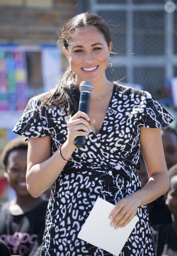 Le prince Harry, duc de Sussex, et Meghan Markle, duchesse de Sussex, entament leur première journée de voyage en Afrique du Sud lors d'une visite à Nyanga au Cap, Afrique du Sud, le 23 septembre 2019. Leur premier rendez-vous en Afrique du Sud est une initiative du Justice Desk de Nyanga. Cette ONG enseigne aux enfants leurs droits et leur sécurité. Elle propose des cours d'auto-défense et une formation à l'autonomie des femmes pour les jeunes filles de la communauté. Le Justice Desk est soutenu par le Queen's Commonwealth Trust dont le duc de Sussex est président et la duchesse vice-présidente. Jusque là, le bureau a aidé environ 35 000 personnes. Le duc et la duchesse ont fait le tour à pied des diverses activités proposées par le Justice Desk.  Prince Harry, Duke of Sussex, Meghan, Duchess of Sussex in South Africa, on September 23, 2019. Their first engagement was to a Justice Desk initiative in Nyanga township, which teaches children about their rights, self-awareness and safety, and provides self-defence classes and female empowerment training to young girls in the community. The Justice Desk is an NGO supported by The Queen?s Commonwealth Trust, of which The Duke serves as President and The Duchess as Vice-President. To date, the Justice Desk has directly assisted over 35,000 individuals, schools and communities. On arrival at Nyanga Methodist Church, The Duke and Duchess of Sussex met Jessica Dewhurst, Justice Desk Founder and Queen?s Young Leader, and Theodora Luthuli, Justice Desk Community Leader. Jessica took Their Royal Highnesses on a walking tour of various activities taking place. Moving into the learning centre, Theodora introduced them to her mother and the centre?s founder, Sylvia Hobe. Harry and Meghanl then observed the Mbokodo Girls' Empowerment programme, which provides self-defence classes and female empowerment training to young girls who have suffered major trauma. The project's motto is, 'waithint' abafazi wathint 'imbokodo' (when you strike a women; you strike a rock). The session then began with the students reciting 'Our Deepest Fear,' the club's anthem. The girls then broke off into four training groups. Harry and Meghan were then escorted around the groups to learn about the purpose of each of the activities, before coming back together to form a circle where the girls had an opportunity to have a discussion with them in a private setting. Afterwards, Harry & Meghan left the learning centre, followed by the girls singing their team anthem.23/09/2019 - Nyanga