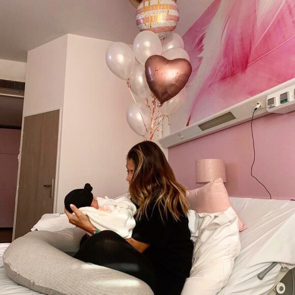 Anaïs Camizuli avec sa fille Kessi à l'hôpital, le 26 juillet 2019