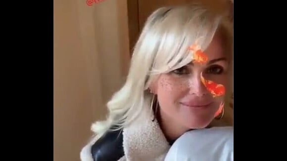 Laeticia Hallyday s'est offert un nouveau blond californien lors d'une séance beauté au Ritz, à Paris. Vidéo publiée dans ses stories Instagram le 26 sptembre 2019.
