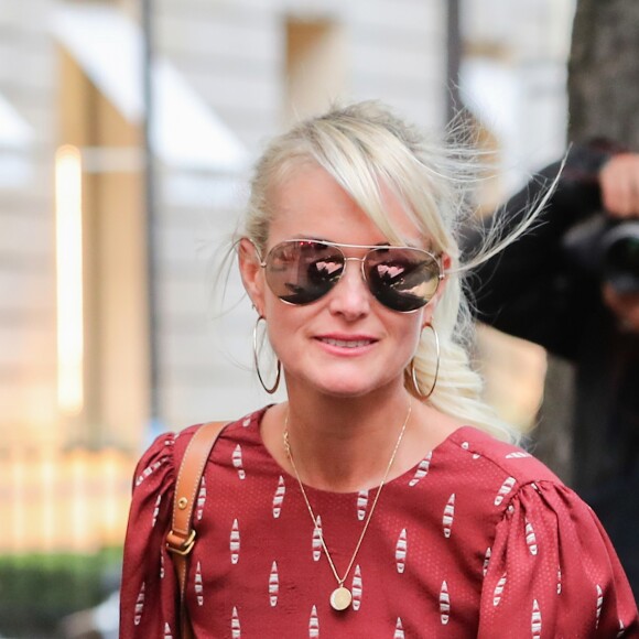 Laeticia Hallyday sort de chez son avocat Avenue Montaigne avec un dossier à la main à Paris, le 23 septembre 2019.