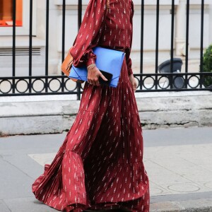 Laeticia Hallyday sort de chez son avocat Avenue Montaigne avec un dossier à la main à Paris, le 23 septembre 2019.