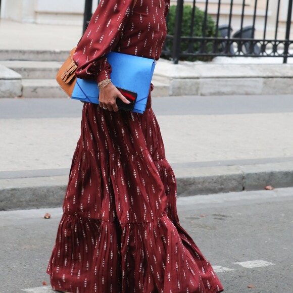 Laeticia Hallyday sort de chez son avocat Avenue Montaigne avec un dossier à la main à Paris, le 23 septembre 2019.