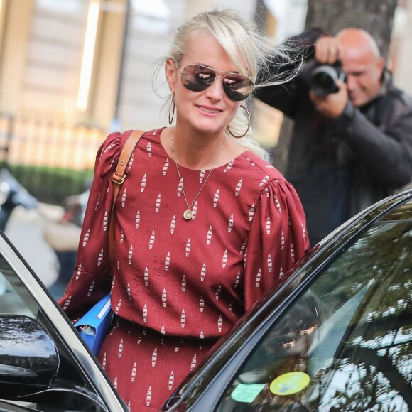 Laeticia Hallyday sort de chez son avocat Avenue Montaigne avec un dossier à la main à Paris, le 23 septembre 2019.