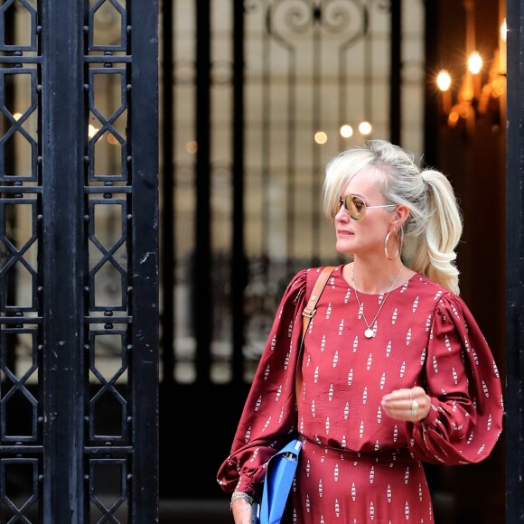 Laeticia Hallyday sort de chez son avocat Avenue Montaigne avec un dossier à la main à Paris, le 23 septembre 2019.